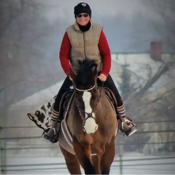 ./Pam Bauer riding in winter